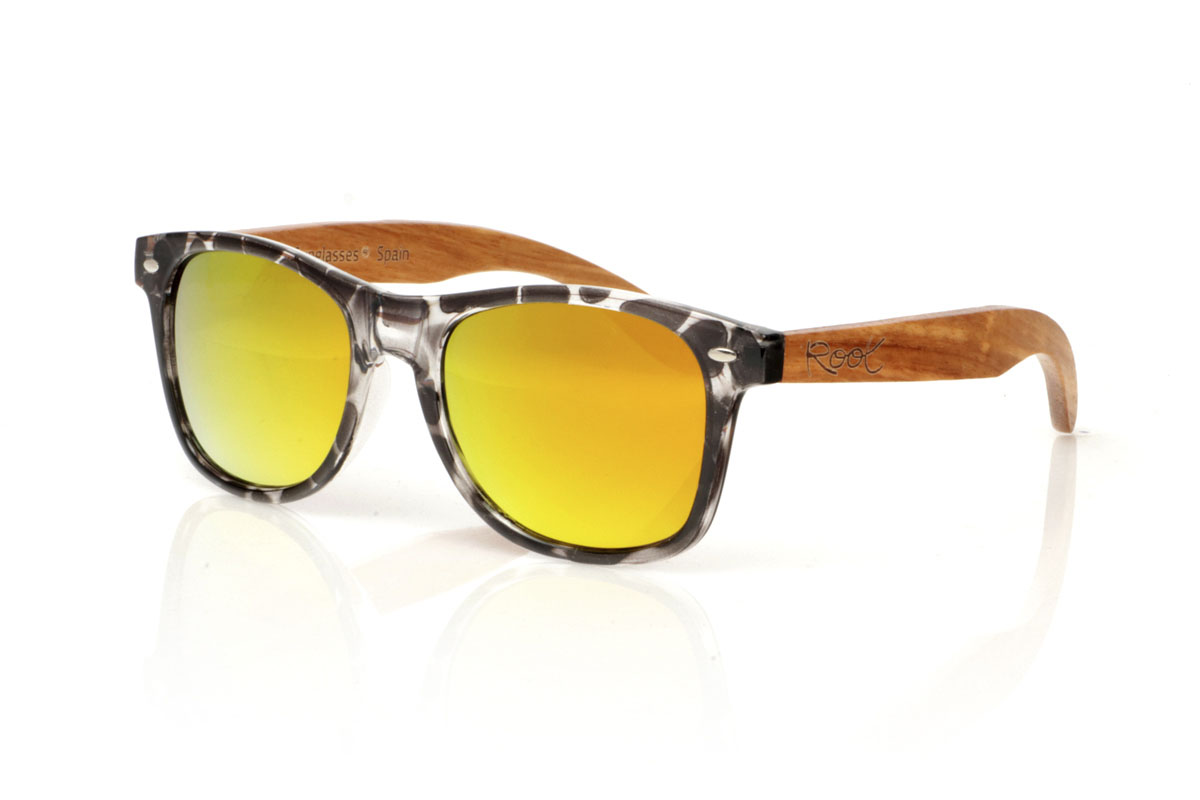 Gafas de Madera Natural de Walnut modelo KHUN. Las KHUN son el nuevo must-have para los amantes de las gafas de sol. Con su diseño inspirado en los clásicos, estas gafas presentan una montura Carey transparente en una paleta de grises y negros con acabado brillo satinado, aportando una mezcla moderna a un estilo icónico. Las varillas de Nogal no solo contrastan bellamente con la montura, sino que también añaden un toque de calidez y naturalidad. Perfectas para cualquier ocasión, las KHUN ofrecen una visión clara y protección sin comprometer el estilo. Con unas medidas de 152x49 y un calibre de 54, se adaptan a la perfección, prometiendo confort y un look impecable a quienes las llevan. | Root Sunglasses® 